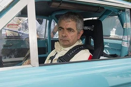 "Mr. Bean" gặp tai nạn khi đang đua xe
