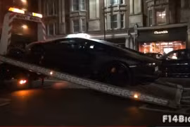 Lamborghini Aventador LP700-4 bị "bế" về đồn