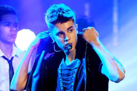 Bị ôtô đâm chết khi đang "săn ảnh độc"