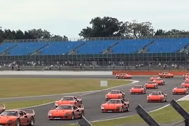 Ngoạn mục cuộc diễu hành của 58 chiếc Ferrari F40