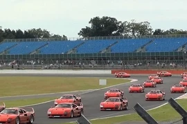 Ngoạn mục cuộc diễu hành của 58 chiếc Ferrari F40