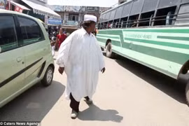 Người đàn ông đi giật lùi 25 năm để kêu gọi hoà bình 