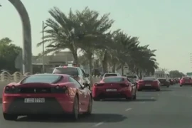 Cuộc diễu hành của các siêu xe Ferrari chào mừng quốc khánh của UAE