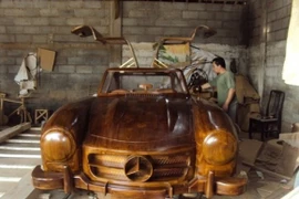 Ngỡ ngàng trước Mercedes-Benz 300 SL bằng gỗ cực tinh xảo 