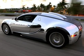 "Lóa mắt" với Bugatti Veyron mạ chrome sáng bóng của Flo Rida