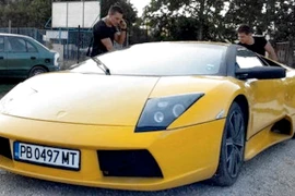 "Độ" xế hộp: Toyota biến thành Lamborghini