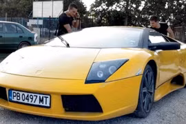 "Độ" xế hộp: Toyota biến thành Lamborghini