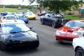 150 siêu xe hội ngộ trong một... vụ ùn tắc giao thông