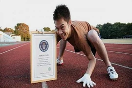 Gặp gỡ chàng trai chạy bằng bốn chi nhanh nhất thế giới