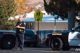 Học sinh rút súng bắn chết thầy giáo 