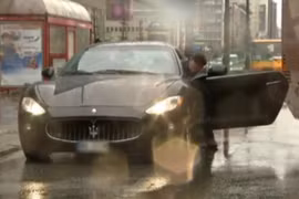 Maserati GranTurismo rụng "cánh" trong khoảnh khắc 