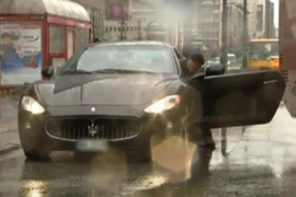 Maserati GranTurismo rụng "cánh" trong khoảnh khắc 