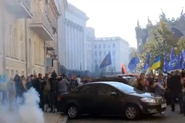 Lực lượng Right Sector đe dọa lật đổ tổng thống Ukraine