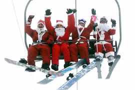 Hàng trăm ông già Noel trượt tuyết phát quà cho trẻ nhỏ