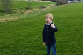 Bố nhổ răng cho con bằng máy bay điều khiển từ xa