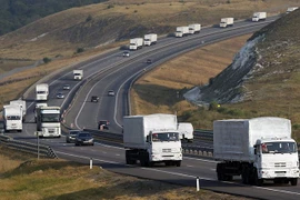 Đoàn xe chở hàng viện trợ nhân đạo vẫn chưa thể vào miền đông Ukraine