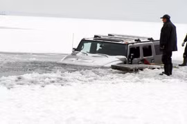 Hai chiếc Hummer H2 suýt "chết đuối" giữa hồ băng
