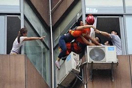 Toát mồ hôi xem cảnh lính cứu hỏa cứu cô gái định tự tử 