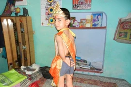 Cậu bé 6 tuổi mọc đuôi được tôn thành thánh