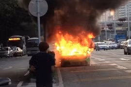 Lamborghini ngùn ngụt bốc cháy giữa phố 