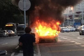 Lamborghini ngùn ngụt bốc cháy giữa phố 