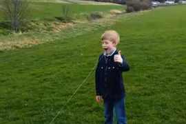 Bố nhổ răng cho con bằng máy bay điều khiển từ xa