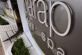 Tẩy lông "vùng kín" cho... cá sấu