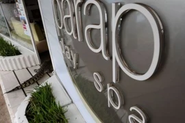 Tẩy lông "vùng kín" cho... cá sấu