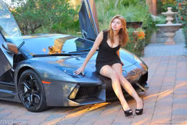 Mia vs Lamborghini LP700-4 Aventador: Người đẹp và xe ai "nóng" hơn?