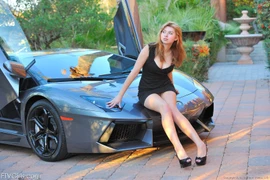 Mia vs Lamborghini LP700-4 Aventador: Người đẹp và xe ai "nóng" hơn?