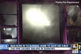 Liều mạng lao vào ngôi nhà đang cháy để cứu máy chơi game Xbox