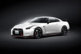Nissan bán GT-R Nismo 2015 với giá sốc 