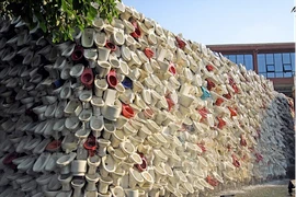 Choáng váng với bức tường làm từ... "bồn cầu"