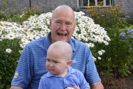 Cựu tổng thống Mỹ George H.W. Bush bất ngờ cạo trọc đầu