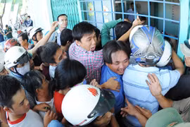 Sân Long An trả tiền cho khán giả có vé nhưng không được vào sân