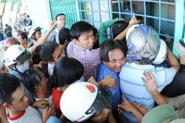 Sân Long An trả tiền cho khán giả có vé nhưng không được vào sân