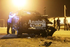 Xe 7 chỗ đâm trực diện xe bán tải, 9 người nhập viện cấp cứu