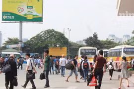 Nườm nượp dòng người trở lại Thủ đô sau 6 ngày nghỉ lễ