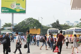 Nườm nượp dòng người trở lại Thủ đô sau 6 ngày nghỉ lễ