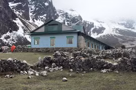 Nepal: Khách sạn bị “ném đá ” vì bỏ trống nhưng không cho nạn nhân nằm nhờ