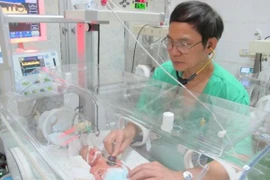 Con trai Thiếu úy công an bị ung thư từ chối điều trị để giữ con được xuất viện