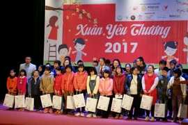 Trao 1000 suất quà cho các em nhỏ lang thang cơ nhỡ trên địa bàn Hà Nội
