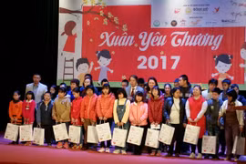 Trao 1000 suất quà cho các em nhỏ lang thang cơ nhỡ trên địa bàn Hà Nội