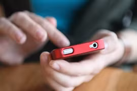 Thiếu nữ 19 tuổi đâm mẹ kế vì bị giấu điện thoại thông minh