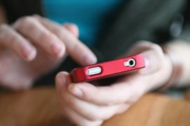 Thiếu nữ 19 tuổi đâm mẹ kế vì bị giấu điện thoại thông minh