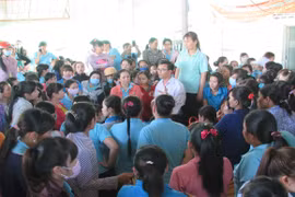 Hàng loạt công nhân đình công phản đối chế độ làm việc hà khắc