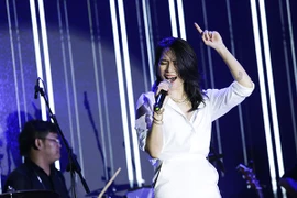 Mỹ Tâm rơi nước mắt trước hơn 10 ngàn khán giả trên phố đi bộ Nguyễn Huệ