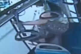 Bị lỡ điểm dừng, người phụ nữ nhảy khỏi xe bus như… phim hành động