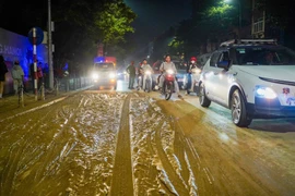 Lộ diện 'thủ phạm' làm rơi vãi bùn đất giữa đêm tối trên phố Tôn Đức Thắng