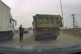 Cơ quan Công an tìm người liên quan vụ xe tải chèn ép ô tô con trên cầu vượt Bắc Hồng